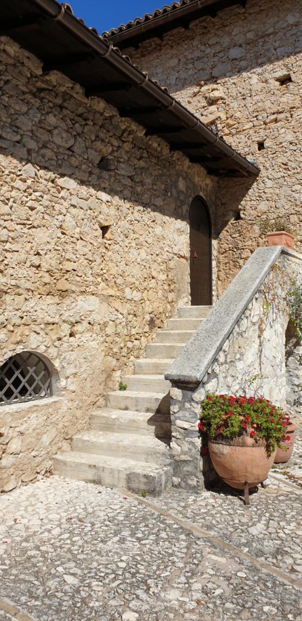 Rocca Lorenizo Pacentro Rom bilde